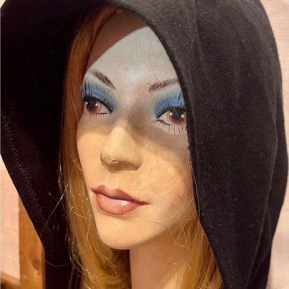 Vintage fabulous wool/cotton Cape
Get ready for fall - Picture 3 of 4